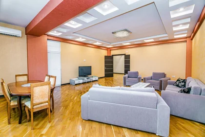 Kirayə 4 otaq mənzil 210m² , Bakı , Nəsimi 